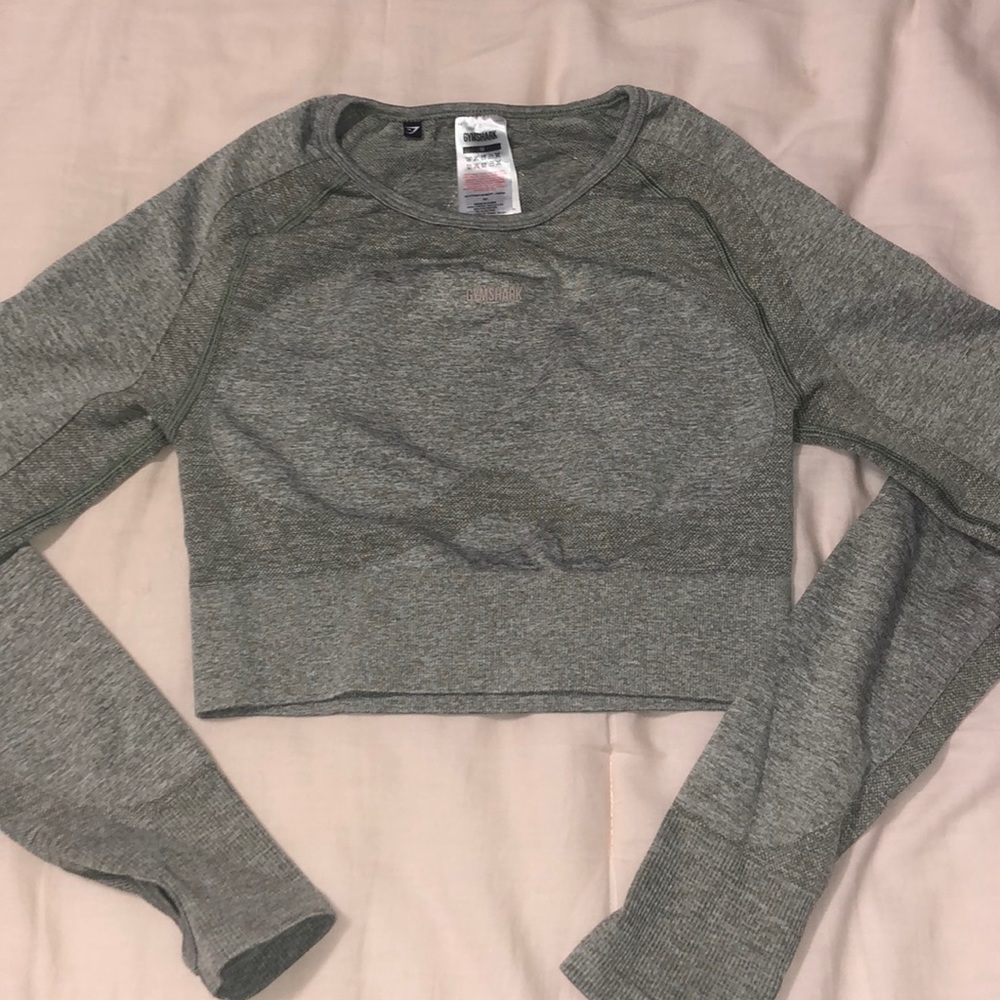 Medium size gym shark crop top
